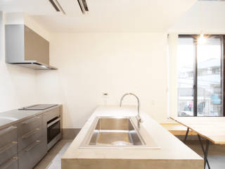 夕焼けの住宅, SeijiIwamaArchitects SeijiIwamaArchitects モダンな キッチン コンクリート 灰色