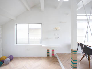 猫の家, SeijiIwamaArchitects SeijiIwamaArchitects モダンデザインの リビング 木 白色