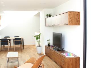 H HOUSE "TV Borad"&Furnitere, コト コト Ruang Keluarga Modern Kayu Wood effect