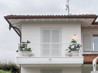VILLA A FORTE DEI MARMI, STUDIO PISANI STUDIO PISANI Балкон и терраса в стиле модерн
