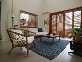 Model Room Kasiwa City, コト コト Living roomSofas & armchairs لکڑی Wood effect