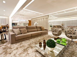 Sala de estar e jantar Home projetos Salas de estar modernas sofa,cores claras,espelho,sala