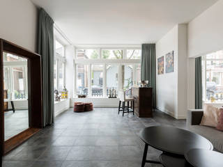 ​Verbouwing voormalige winkel tot volwaardige woning, Finbarr McComb Architect Finbarr McComb Architect Living room Tiles