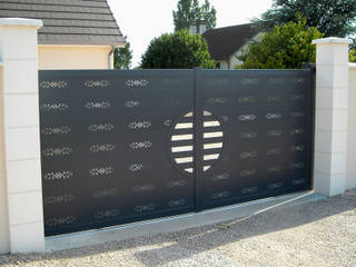 Espectaculares portones para tu hogar, Lamitec SA de CV Lamitec SA de CV Modern garage/shed Iron/Steel Garages & sheds