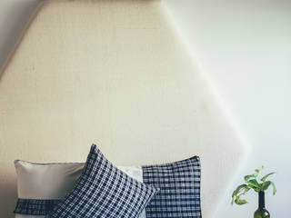 The monochrome of evrything, TUNI Interiors Pvt. Ltd. TUNI Interiors Pvt. Ltd. Minimalistische Schlafzimmer Baumwolle Weiß