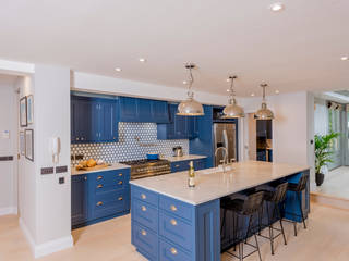 A Vibrant and Colourful Kitchen: Kensington Blue Kitchen, Tim Wood Limited Tim Wood Limited モダンな キッチン