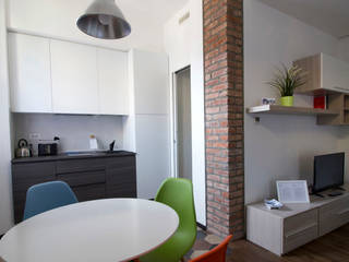 Ciaia Red&Blu (Milano) Low cost di qualità per due mini appartamenti destinati all'Airbnb, studiodonizelli studiodonizelli Soggiorno moderno