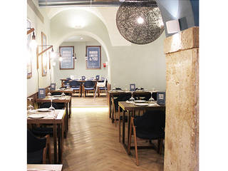 Restaurante Bairro Alto | candeeiros em madeira e metal, Normo iluminação Normo iluminação Commercial spaces Wood Wood effect