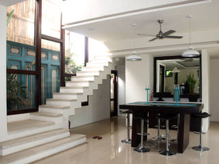 Halekulani Villa, Seminyak Bali Indonesia, Credenza Interior Design Credenza Interior Design Comedores de estilo asiático Sillas y banquetas