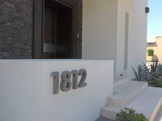 Números Residenciales , Pitaya Pitaya 모던스타일 정원 콘크리트