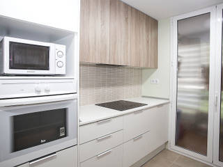 Reforma integral en Avinguda Pedralbes de Barcelona, Grupo Inventia Grupo Inventia Modern kitchen Wood-Plastic Composite