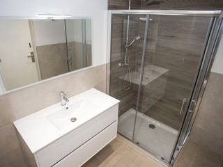 Reforma integral en Avinguda Pedralbes de Barcelona, Grupo Inventia Grupo Inventia Modern bathroom Tiles