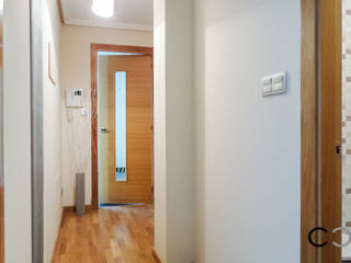 Home Staging en piso de Promotor, CCVO Design and Staging CCVO Design and Staging Koridor & Tangga Modern Beige