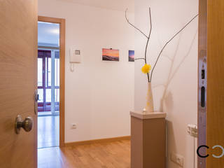 Home Staging en el piso de Sito en Galicia, CCVO Design and Staging CCVO Design and Staging Modern corridor, hallway & stairs Yellow