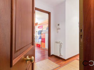 Home Staging en el piso de Noelia en Sada, Galicia, CCVO Design and Staging CCVO Design and Staging 모던스타일 복도, 현관 & 계단 화이트