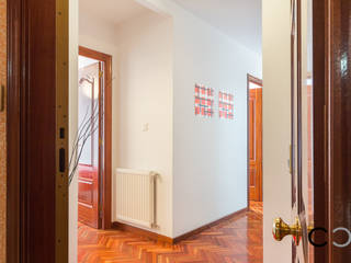 Home Staging en el piso de Ira en Fontán, Galicia, CCVO Design and Staging CCVO Design and Staging Modern corridor, hallway & stairs White