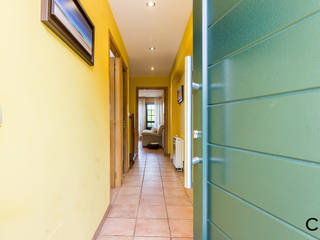 Home Staging en la casa de Trini en Riobao, Galicia, CCVO Design and Staging CCVO Design and Staging 現代風玄關、走廊與階梯 Yellow