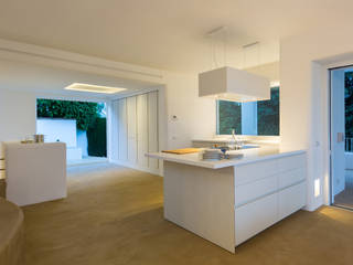 Reforma de Villa en Nueva Andalucía, Marbella., Alejandro Giménez Architects Alejandro Giménez Architects 地中海デザインの キッチン コンクリート