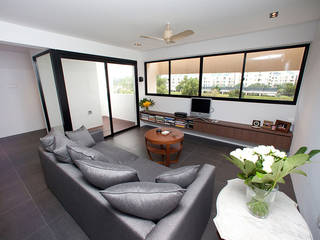 SIGLAP VALLEY HDB, INK DESIGN STUDIO INK DESIGN STUDIO Ruang Keluarga Minimalis Keramik Grey