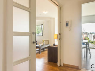 Home Staging en el piso de Riobao en Galicia, CCVO Design and Staging CCVO Design and Staging Nowoczesny korytarz, przedpokój i schody Biały