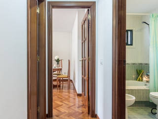 Home Staging en el piso de Cambre, Galicia, CCVO Design and Staging CCVO Design and Staging Modern corridor, hallway & stairs White
