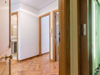 Home Staging en el piso de Jaime en Sada, Coruña, CCVO Design and Staging CCVO Design and Staging Modern corridor, hallway & stairs White