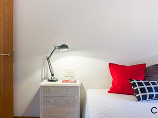 Home Staging en el piso de Emi en Sada, Galicia, CCVO Design and Staging CCVO Design and Staging Phòng ngủ phong cách hiện đại Red