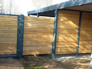 Metallcarport mit Sichtschutz aus Holz, Carport-Schmiede GmbH & Co. KG - Hersteller für Metallcarports und Stahlcarports nach Maß Carport-Schmiede GmbH & Co. KG - Hersteller für Metallcarports und Stahlcarports nach Maß Zadaszenie Żelazo/Stal