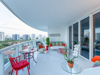 E-06, NIVEL TRES ARQUITECTURA NIVEL TRES ARQUITECTURA Modern balcony, veranda & terrace Marble White