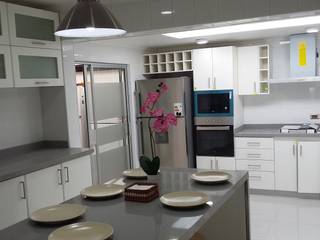 homify Built-in kitchens Granite White