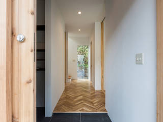 木と旅を愛する人の家, 東涌写真事務所 東涌写真事務所 Eclectic style corridor, hallway & stairs