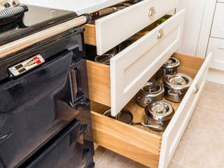 Drawer storage for pans next to Aga cooker John Gauld Photography Armarios de cocinas Beige Aga,Drawers,Utensils,Shaker style