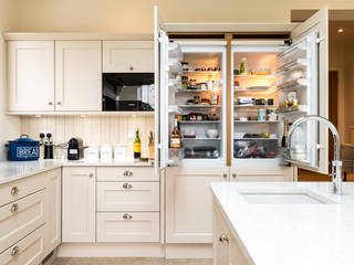 Integrated fridges John Gauld Photography مطبخ ذو قطع مدمجة Fridge/freezers,Shaker style,Kitchen island