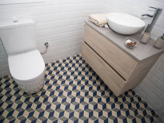 Nueva reforma integral en el barrio de Hostafrancs de Barcelona, Grupo Inventia Grupo Inventia Modern bathroom Tiles