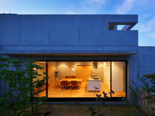 高台の家－坂のある街に住む－, 一級建築士事務所アトリエｍ 一級建築士事務所アトリエｍ Modern Houses Reinforced concrete Grey