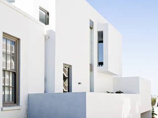 NEW HOUSE GARDENS, CAPE TOWN, Grobler Architects Grobler Architects Minimalist house White