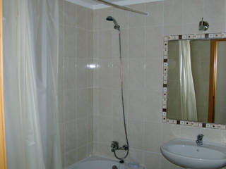 Construção do condominio privado Pata Residence em Olhos de Água, Rafael da Cruz, Sociedade de Construções Lda Rafael da Cruz, Sociedade de Construções Lda Mediterranean style bathroom Tiles