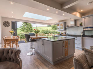 High Peak. Stunning views of the High Peak countryside from this family room extension, John Gauld Photography John Gauld Photography Dapur Modern