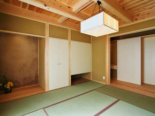 舞多聞の家 SKIP FLOOR HOUSE HYOGO，JAPAN, 水野建築研究所 水野建築研究所 Salas de entretenimiento Madera maciza Multicolor