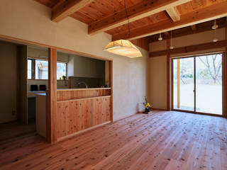 舞多聞の家 SKIP FLOOR HOUSE HYOGO，JAPAN, 水野建築研究所 水野建築研究所 Living room Solid Wood Multicolored