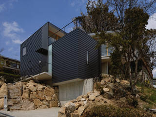 KRAMPON, 荒谷省午建築研究所／Shogo ARATANI Architect & Associates 荒谷省午建築研究所／Shogo ARATANI Architect & Associates Einfamilienhaus Keramik Schwarz