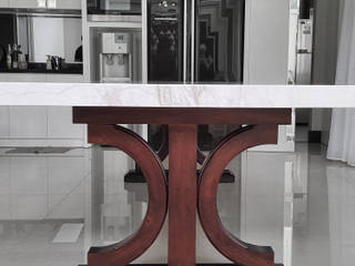 Graha Family SS, KOMA living interior design KOMA living interior design Ruang Makan Klasik Kayu Wood effect