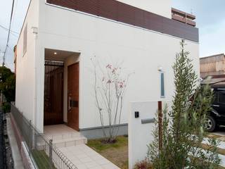 シンプルモダンのコートハウス, やまぐち建築設計室 やまぐち建築設計室 Nhà Gỗ White