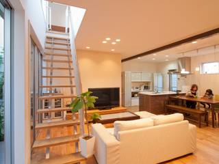 LDK やまぐち建築設計室 モダンデザインの リビング 木 木目調 リビングアクセス階段 アイランドキッチン