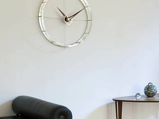 Bedroom Wall Styling, Just For Clocks Just For Clocks Cuartos de estilo moderno Metal