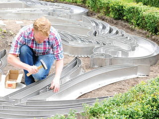 Mit Zierkies Gartenbereiche individuell gestalten, Richard Brink Richard Brink Taman Gaya Eklektik Aluminium/Seng