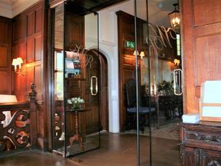 Fire rated glass doors for heritage buildings, Ion Glass Ion Glass Pasillos, vestíbulos y escaleras de estilo clásico