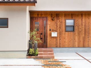 homify Front garden لکڑی Wood effect