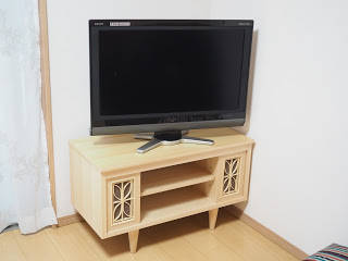 カウンター棚とお揃いのテレビボード, 木工房玄翁屋 木工房玄翁屋 Salones clásicos