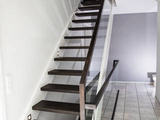 Gerade Treppe mit Glasgeländer, Holzmanufaktur Ballert e.K. Holzmanufaktur Ballert e.K. Moderner Flur, Diele & Treppenhaus